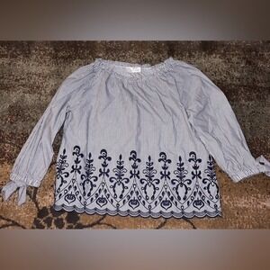 Time and Tru Cold Shoulder Top small only worn 1 time‎